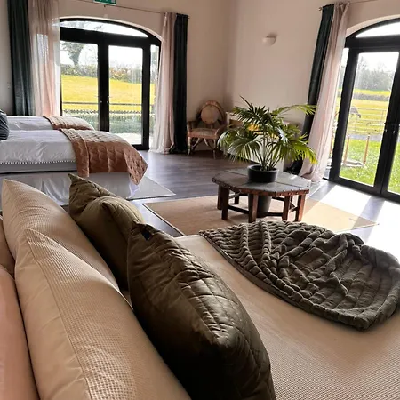 Hideaway Huts In The Burren * Corofin (Clare)